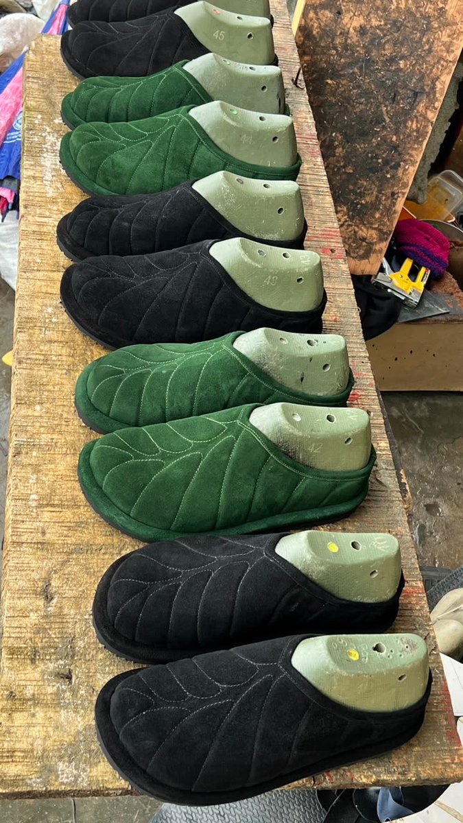 daniel_adetona's tweet photo. my dreams of having my own shoe company are coming to pass😭

leaf clogs drop this month🍃👞 https://t.co/MxlBf8xcsn