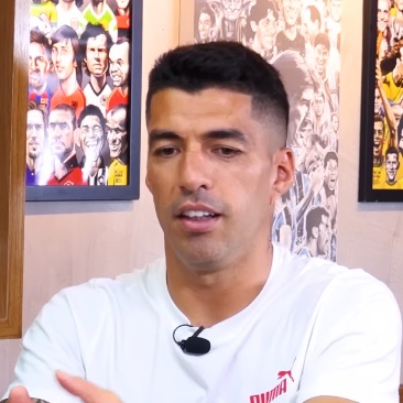 sporsAlll's tweet photo. 🗣️ Luis Suarez: "Chiellini'yi ısırdığımda, gerçekten kendimi kaybettim. O anın baskısı, sahadaki o kontrolsüz hırs ve adrenalin... 

Isırdıktan saniyeler sonra ne yaptığımı anladım ama iş işten geçmişti. Herkes beni 'yamyam' ilan etti. Bana 'psikolojik sorunlu' dediler.

Belki de haklılar. Sahada o an her şey benden çıkıyor, sadece o içgüdü var. Herkes bir hata yapar, benimki sadece biraz daha 'canlı' ve unutulmaz oldu."