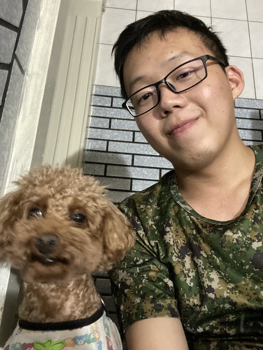 8655CK's tweet photo. 以前看恐怖片睡醒隔一天早上
都會被這個畫面嚇到😟
（現在每天都和弟弟睡覺吹冷氣了）
每次有人來家裡坐 都會像這樣抱著坐著等人離開。 https://t.co/TDeMbYoVsH