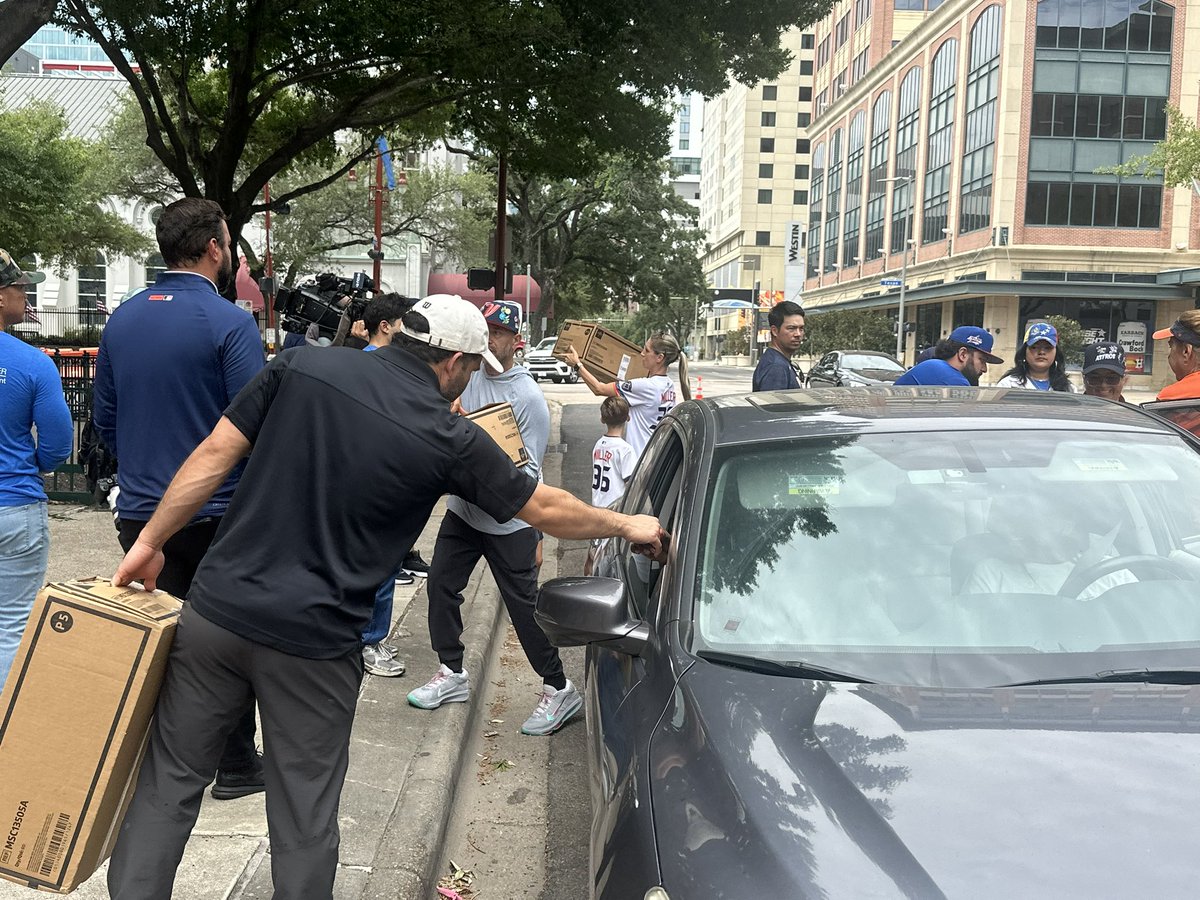 OrtizKicks's tweet photo. Former American League MVP Jose Altuve, considered by many already as the greatest player in Astros history, greets fans at the Astros’ relief supply drive for Venezuela earthquake victims.
#Astros #Venezuela https://t.co/mTUa4UMbvS