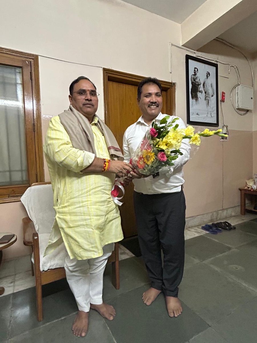 bjpjitendra_'s tweet photo. आज  हम सभी कार्यकर्ताओं के मार्गदर्शक ,प्रेरणा स्रोत संगठन के गार्जियन झारखंड के संगठन महामंत्री आदरणीय @bjpkarmveer भाई साहब से प्रदेश कार्यालय में मिलकर उनके जन्मदिन  की बधाई दी।

माता रानी से उनकी लंबी उम्र एवं उतम स्वास्थ्य की कामना की।
@BJP4Jharkhand @BjpRanchi https://t.co/SC3gE3uvq3