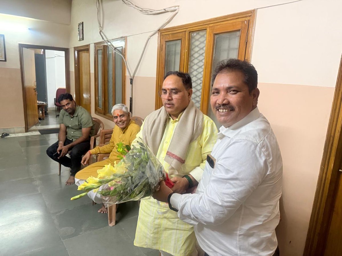 bjpjitendra_'s tweet photo. आज  हम सभी कार्यकर्ताओं के मार्गदर्शक ,प्रेरणा स्रोत संगठन के गार्जियन झारखंड के संगठन महामंत्री आदरणीय @bjpkarmveer भाई साहब से प्रदेश कार्यालय में मिलकर उनके जन्मदिन  की बधाई दी।

माता रानी से उनकी लंबी उम्र एवं उतम स्वास्थ्य की कामना की।
@BJP4Jharkhand @BjpRanchi https://t.co/SC3gE3uvq3