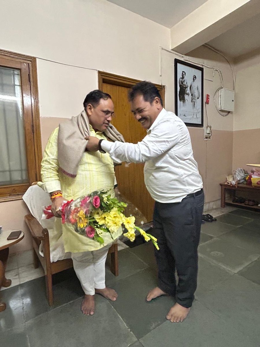 bjpjitendra_'s tweet photo. आज  हम सभी कार्यकर्ताओं के मार्गदर्शक ,प्रेरणा स्रोत संगठन के गार्जियन झारखंड के संगठन महामंत्री आदरणीय @bjpkarmveer भाई साहब से प्रदेश कार्यालय में मिलकर उनके जन्मदिन  की बधाई दी।

माता रानी से उनकी लंबी उम्र एवं उतम स्वास्थ्य की कामना की।
@BJP4Jharkhand @BjpRanchi https://t.co/SC3gE3uvq3
