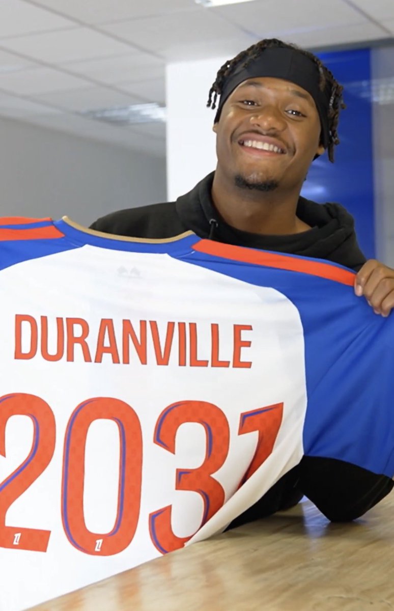 _BeFootball's tweet photo. 🚨🚨 OFFICIEL ! JULIEN DURANVILLE 🇧🇪 (𝟮𝟬𝟬𝟲) SIGNE À L’OL !!! 🦁❤️💙

𝗠𝗢𝗡𝗧𝗔𝗡𝗧 : 5M€ + 3,5M€ de bonus.

CONTRAT JUSQU’EN 2031. ✅ 

📸 @OL https://t.co/ZRjqByj9ld