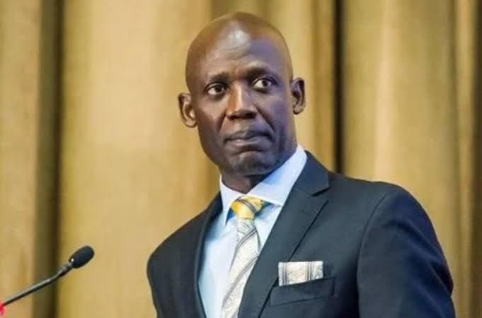 SihleLonzi's tweet photo. The NSFAS Admninistrator, who was suspended post the SARS Nugent Commission, Hlengani Mathebula, is said to be bringing on 2 more Advisors, taking it to 4 Advisors.

With each receiving roughly 2.4M, this will take the salary bill to about 20 Million over the period.

Mind you, his own remuneration is yet to be approved by the Finance Minister.

I don’t know why President @CyrilRamaphosa is allowing Buti Manamela to plunder state resources like this.

This is despicable considering the many students who are still struggling with allowances. The ANC hates students to the core!