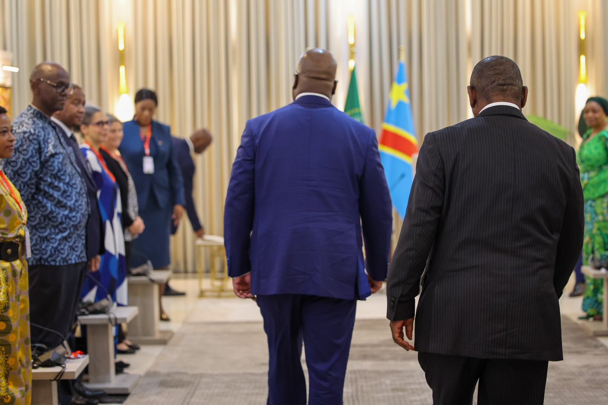 PresidencyZA's tweet photo. 🇿🇦His Excellency President @CyrilRamaphosa and 🇨🇩His Excellency President Felix Tshisekedi of the Democratic Republic of Congo held a bilateral meeting with their respective delegations at State House during the African Union solidarity visit to Kinshasa, DRC.

#AfricaResponds 
#BetterAfricaBetterWorld 🌍
