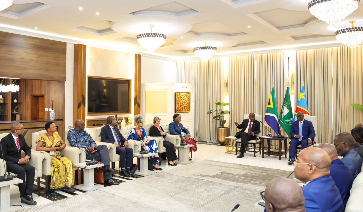 PresidencyZA's tweet photo. 🇿🇦His Excellency President @CyrilRamaphosa and 🇨🇩His Excellency President Felix Tshisekedi of the Democratic Republic of Congo held a bilateral meeting with their respective delegations at State House during the African Union solidarity visit to Kinshasa, DRC.

#AfricaResponds 
#BetterAfricaBetterWorld 🌍