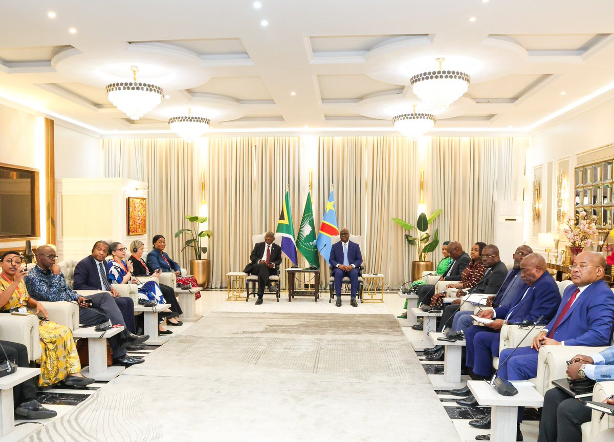 PresidencyZA's tweet photo. 🇿🇦His Excellency President @CyrilRamaphosa and 🇨🇩His Excellency President Felix Tshisekedi of the Democratic Republic of Congo held a bilateral meeting with their respective delegations at State House during the African Union solidarity visit to Kinshasa, DRC.

#AfricaResponds 
#BetterAfricaBetterWorld 🌍