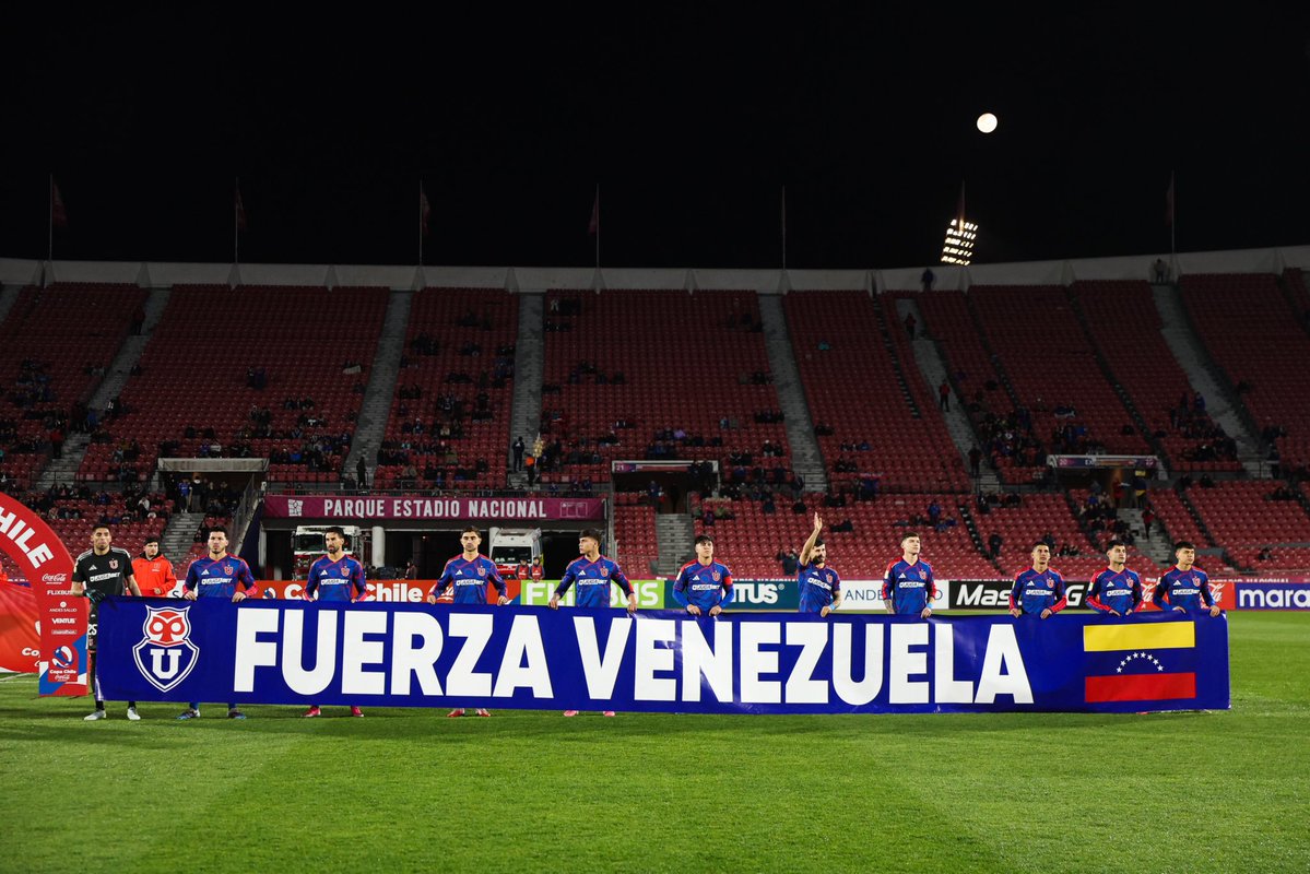 alexsternberg's tweet photo. Universidad de Chile no se quedó atrás. Los azules salieron a jugar ante Unión La Calera por Copa Chile con una gran pancarta "Fuerza Venezuela" tras los dos terremotos que sacudieron al país el pasado 24 de junio. https://t.co/YEnHSmlxUm