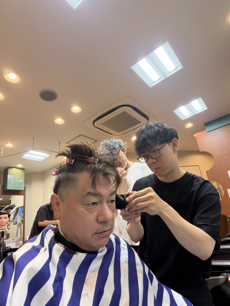 cuthousetwin's tweet photo. 高槻理容組合の研究会の後半に、ウィッグでフェードカットの練習をしていた息子に人間で練習した方が良いとなり、急遽私がフェードカットのモデルになりました。髙橋先生と佐藤先生にしっかりご指導していただきありがとうございました。本日は夜遅くまでありがとうございました😊 https://t.co/sbXxkPWKM2