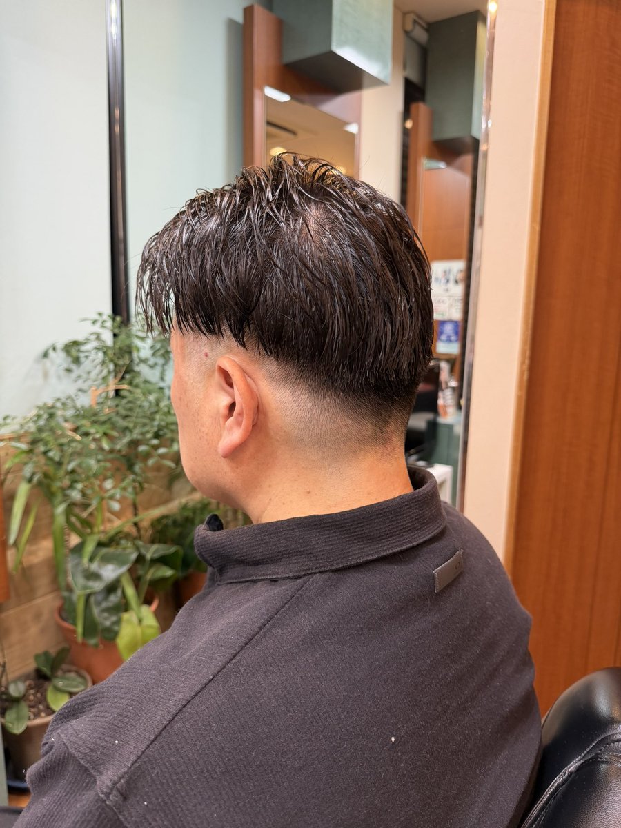 cuthousetwin's tweet photo. 高槻理容組合の研究会の後半に、ウィッグでフェードカットの練習をしていた息子に人間で練習した方が良いとなり、急遽私がフェードカットのモデルになりました。髙橋先生と佐藤先生にしっかりご指導していただきありがとうございました。本日は夜遅くまでありがとうございました😊 https://t.co/sbXxkPWKM2