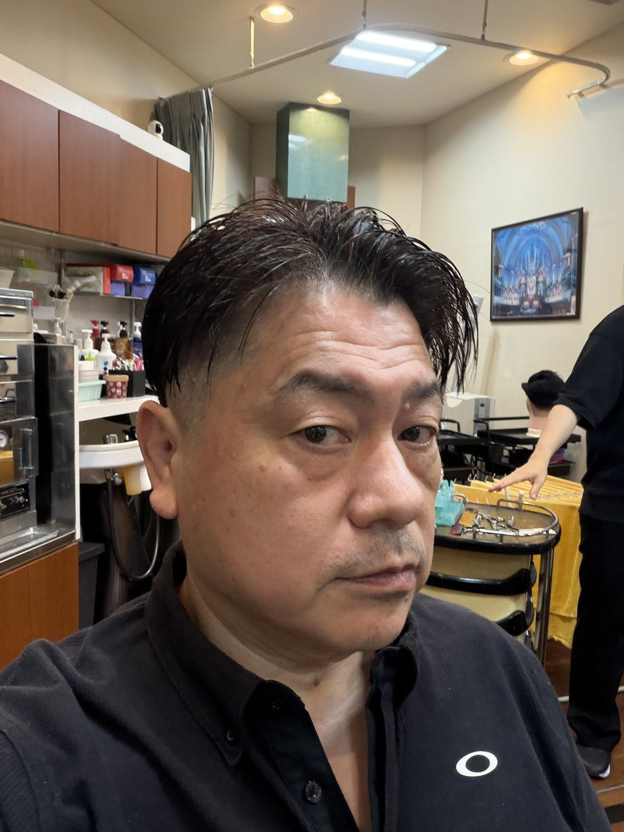 cuthousetwin's tweet photo. 高槻理容組合の研究会の後半に、ウィッグでフェードカットの練習をしていた息子に人間で練習した方が良いとなり、急遽私がフェードカットのモデルになりました。髙橋先生と佐藤先生にしっかりご指導していただきありがとうございました。本日は夜遅くまでありがとうございました😊 https://t.co/sbXxkPWKM2