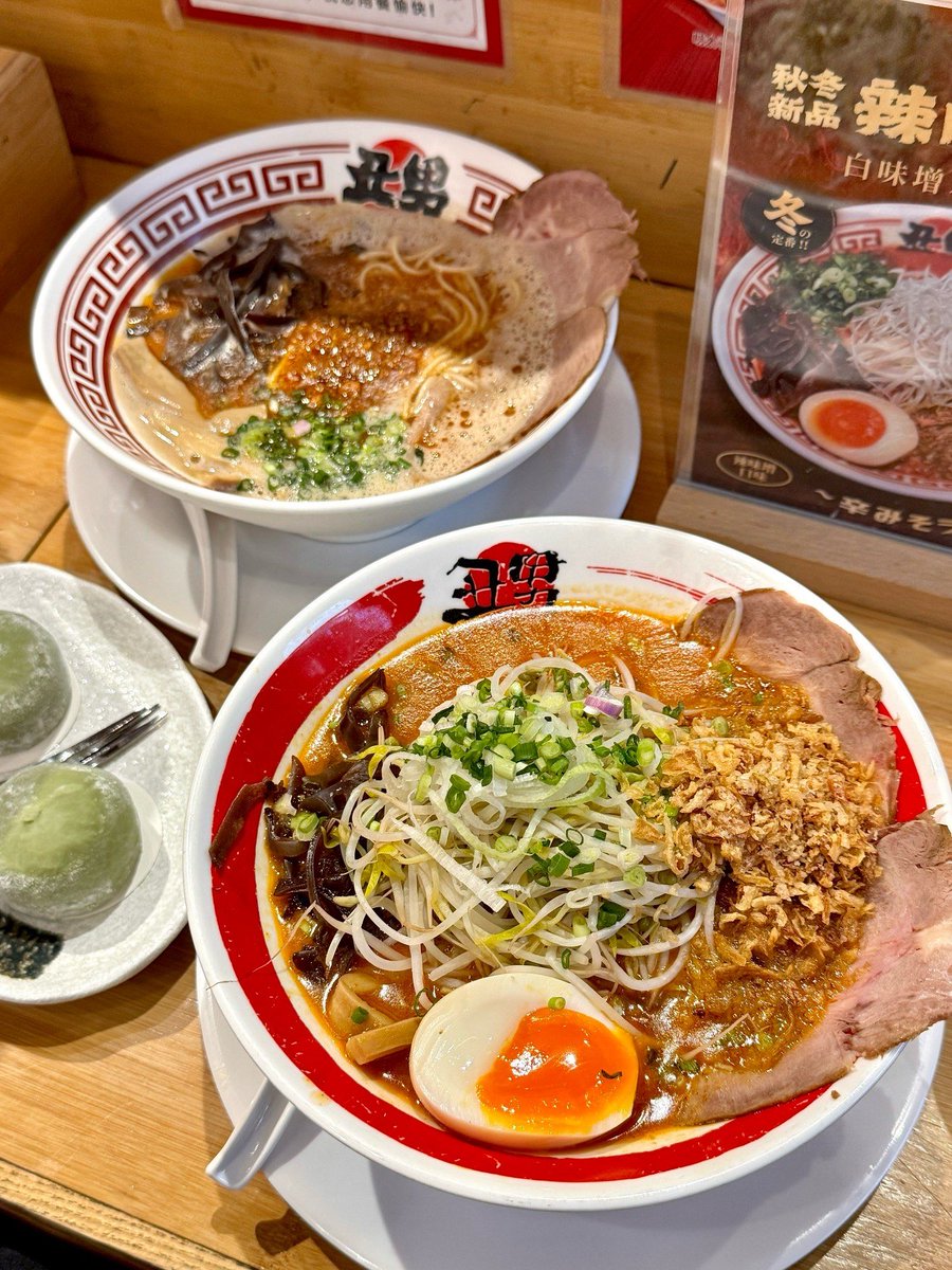john_otsuka's tweet photo. Late-night bite fix: warm ramen with soft-boiled egg, dim lamp glow, and that perfect quiet vibe only a tiny alley food stall brings. https://t.co/pFhOErmeAE