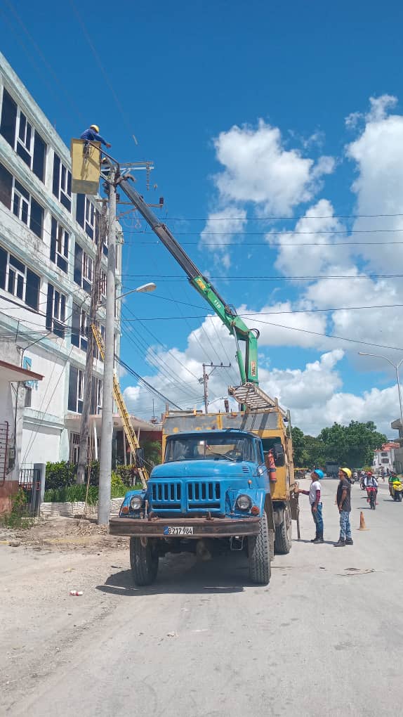 ELECTRICA_HLG's tweet photo. ¡Acciones clave en Holguín!
Brigadas de la #UEBInversiones instalan interruptor automático en el circuito 20 para garantizar servicio continuo a instituciones vitales como el Hospital Lenin ⚡.
Más estabilidad para hogares y entidades.
#NosUNECompromiso https://t.co/eyP8Uvhdvf