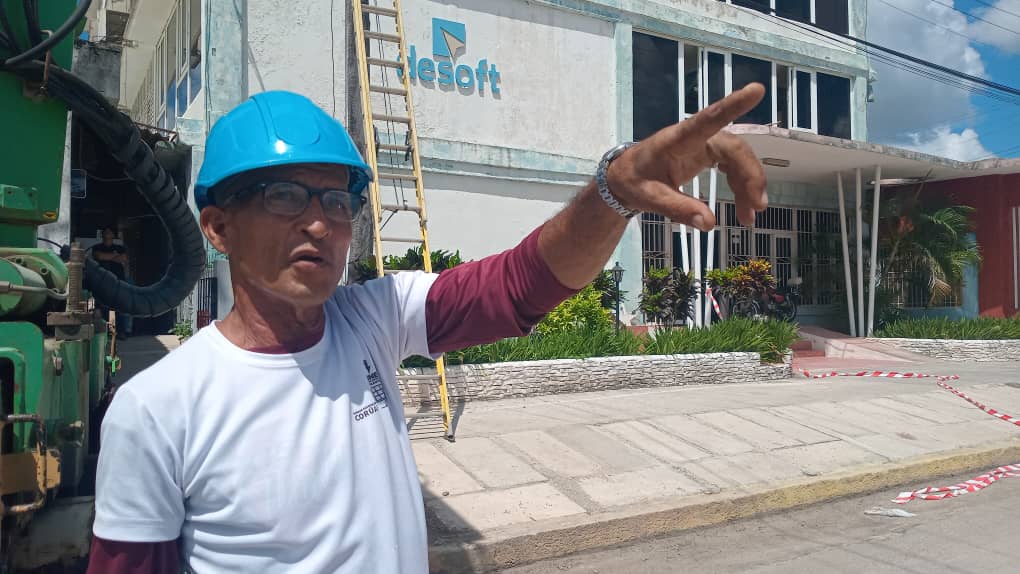 ELECTRICA_HLG's tweet photo. ¡Acciones clave en Holguín!
Brigadas de la #UEBInversiones instalan interruptor automático en el circuito 20 para garantizar servicio continuo a instituciones vitales como el Hospital Lenin ⚡.
Más estabilidad para hogares y entidades.
#NosUNECompromiso https://t.co/eyP8Uvhdvf
