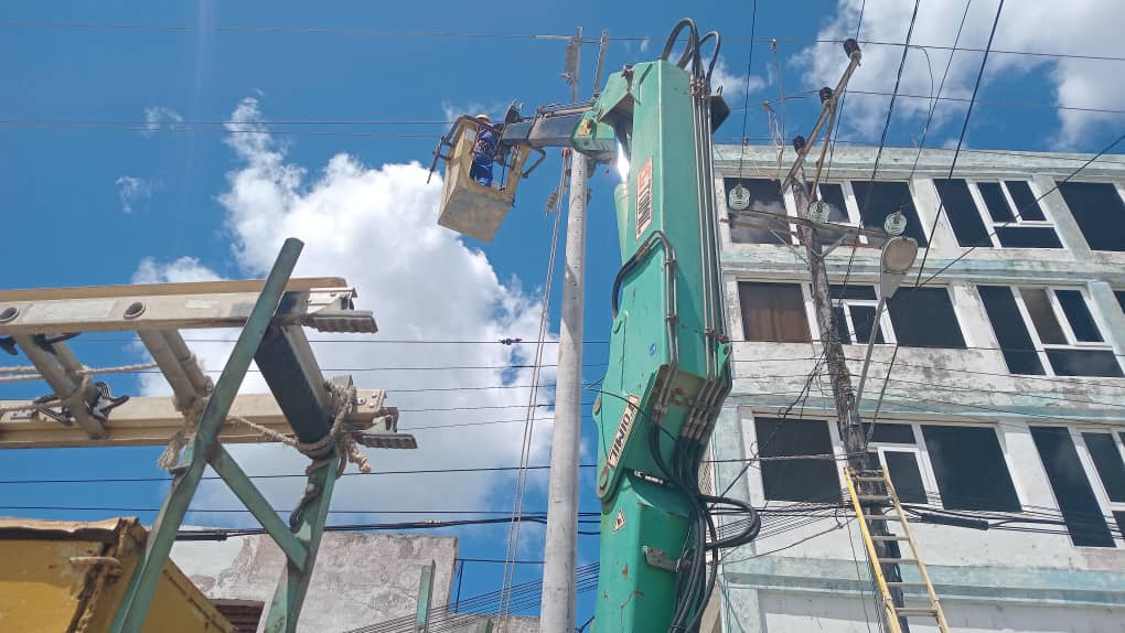 ELECTRICA_HLG's tweet photo. ¡Acciones clave en Holguín!
Brigadas de la #UEBInversiones instalan interruptor automático en el circuito 20 para garantizar servicio continuo a instituciones vitales como el Hospital Lenin ⚡.
Más estabilidad para hogares y entidades.
#NosUNECompromiso https://t.co/eyP8Uvhdvf