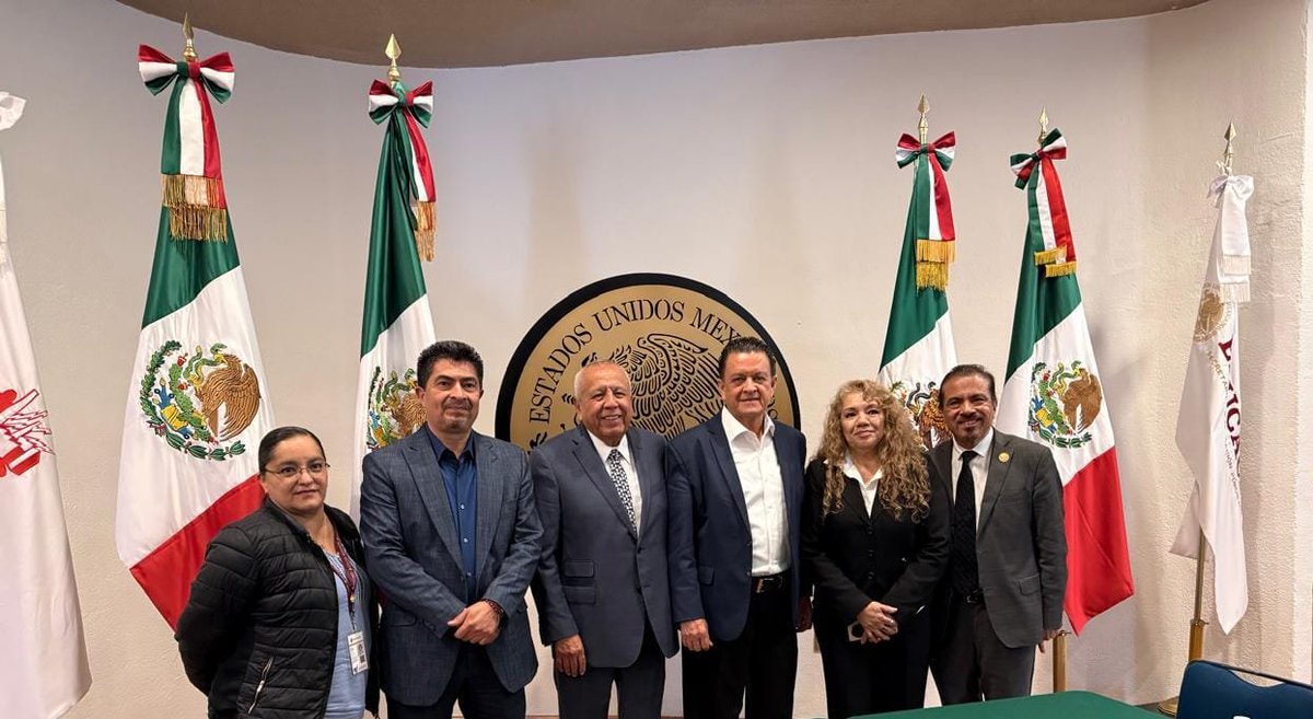 fgymexico's tweet photo. Sostuve un excelente y cordial encuentro con la Sección X del SNTE, encabezada por el Mtro. Arturo Alejandro Salazar y el Prof. José Nieves. 🤝🏢

​A través de un diálogo abierto, escuchamos propuestas para avanzar en acciones que beneficien a las y los trabajadores de nuestros planteles.

​Reafirmamos el compromiso de construir, en equipo, mejores condiciones para quienes forman con vocación en los #CECATI. 🇲🇽📚

​#SEP #DGCFT #SNTE #DiálogoInstitucional