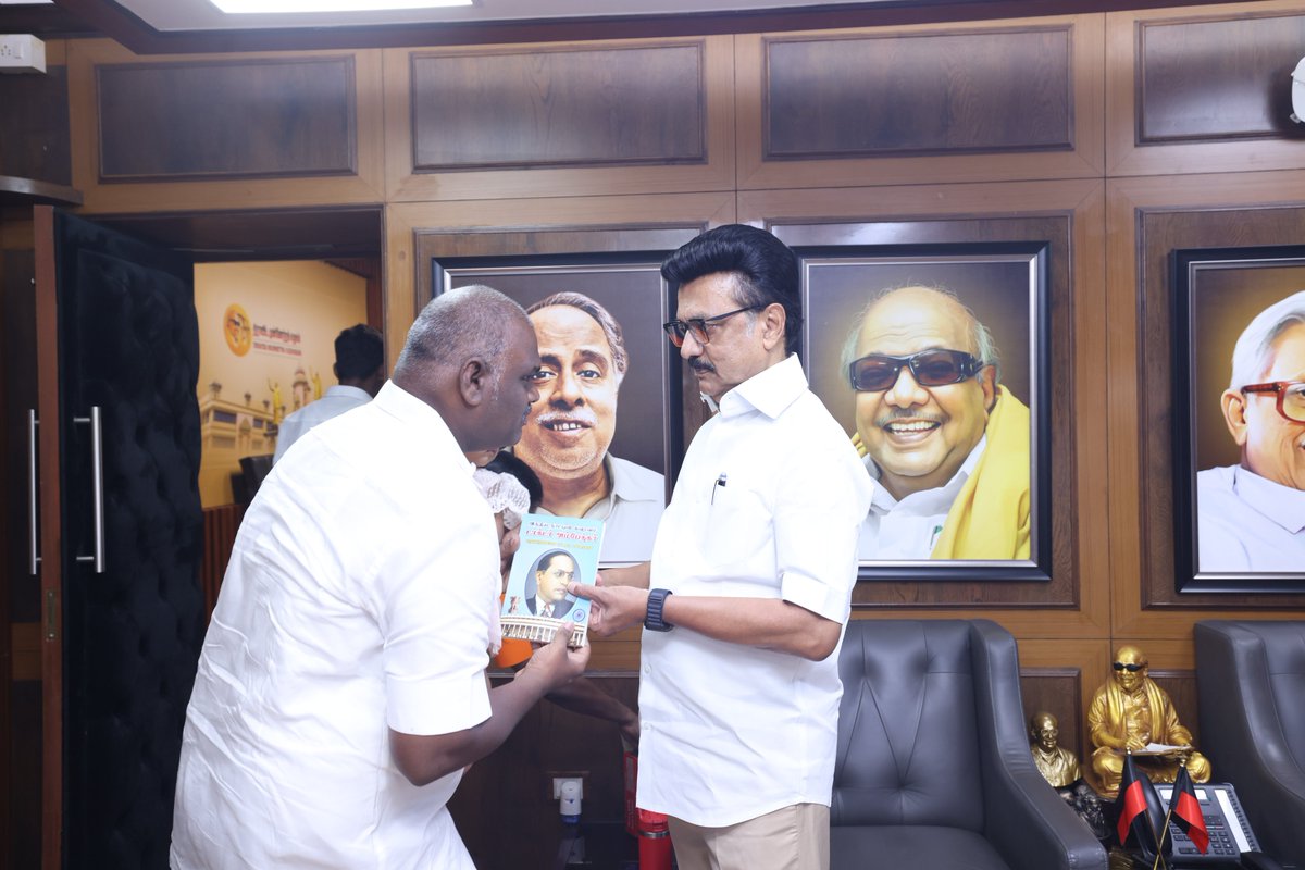 Silambu55255694's tweet photo. கழக தலைவர் அவர்களை இன்று  அண்ணா அறிவாலயத்தில் சந்தித்து நான்காம் தலைமுறையான எனது மகள் #புகழினியாளை அறிமுகப்படுத்தி ஆசி பெற்றோம் குடும்பத்துடன் தலைவர் இடத்தில். 

@mkstalin @Udhaystalin @dmk_youthwing https://t.co/qH1TIXz9ZK