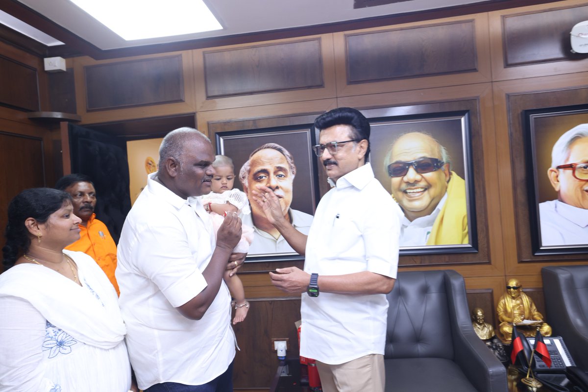 Silambu55255694's tweet photo. கழக தலைவர் அவர்களை இன்று  அண்ணா அறிவாலயத்தில் சந்தித்து நான்காம் தலைமுறையான எனது மகள் #புகழினியாளை அறிமுகப்படுத்தி ஆசி பெற்றோம் குடும்பத்துடன் தலைவர் இடத்தில். 

@mkstalin @Udhaystalin @dmk_youthwing https://t.co/qH1TIXz9ZK