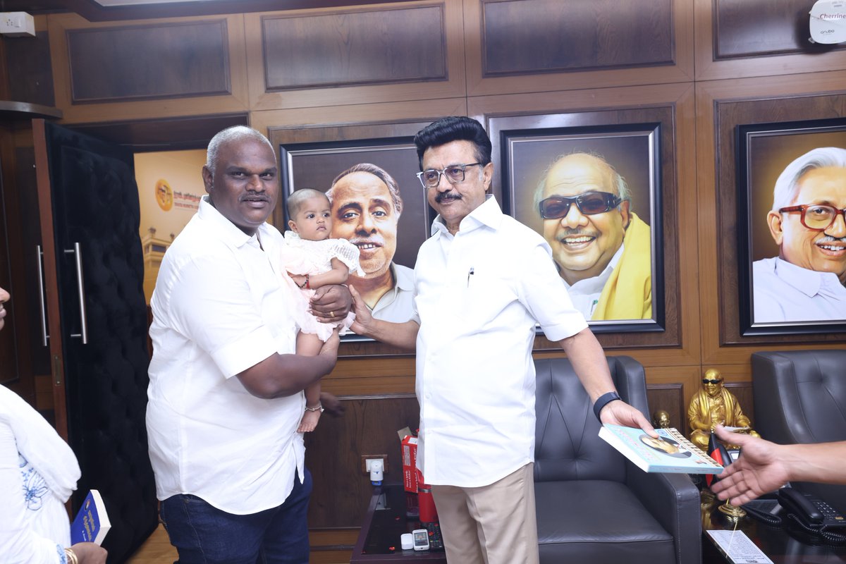 Silambu55255694's tweet photo. கழக தலைவர் அவர்களை இன்று  அண்ணா அறிவாலயத்தில் சந்தித்து நான்காம் தலைமுறையான எனது மகள் #புகழினியாளை அறிமுகப்படுத்தி ஆசி பெற்றோம் குடும்பத்துடன் தலைவர் இடத்தில். 

@mkstalin @Udhaystalin @dmk_youthwing https://t.co/qH1TIXz9ZK