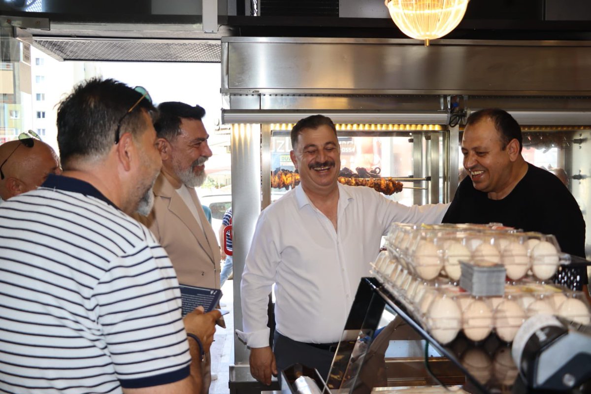 FikretAslanAP's tweet photo. Bugün Tuna Caddesi’nde esnaf kardeşlerimizi ziyaret ederek hayırlı işler diledik. Hemşehrilerimizin taleplerini, beklentilerini ve yaşadıkları sorunları yerinde dinleme fırsatı bulduk.

Şehrimizin ekonomik ve sosyal hayatına değer katan tüm esnafımıza misafirperverlikleri için teşekkür ediyor, bereketli kazançlar diliyorum. Anahtar Parti olarak milletimizin yanında, sahada ve çözümün takipçisi olmaya devam edeceğiz. #AnahtarPartiBursa
