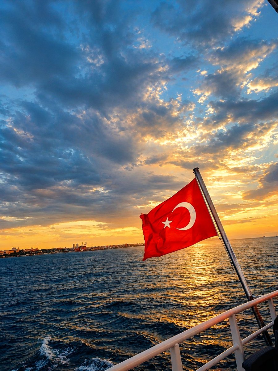 bonusbirkafa's tweet photo. Bu şehirde geçirdiğim her an, hayatımın unutulmaz bir parçası, güzelliklerini her daim yüreğimde taşıyacağım, Şimdi yeni bir yolculuğa çıkıyorum, ama kalbim hep burada olacak #İSTANBUL 🇹🇷💙 https://t.co/Mx5VSoW5U2