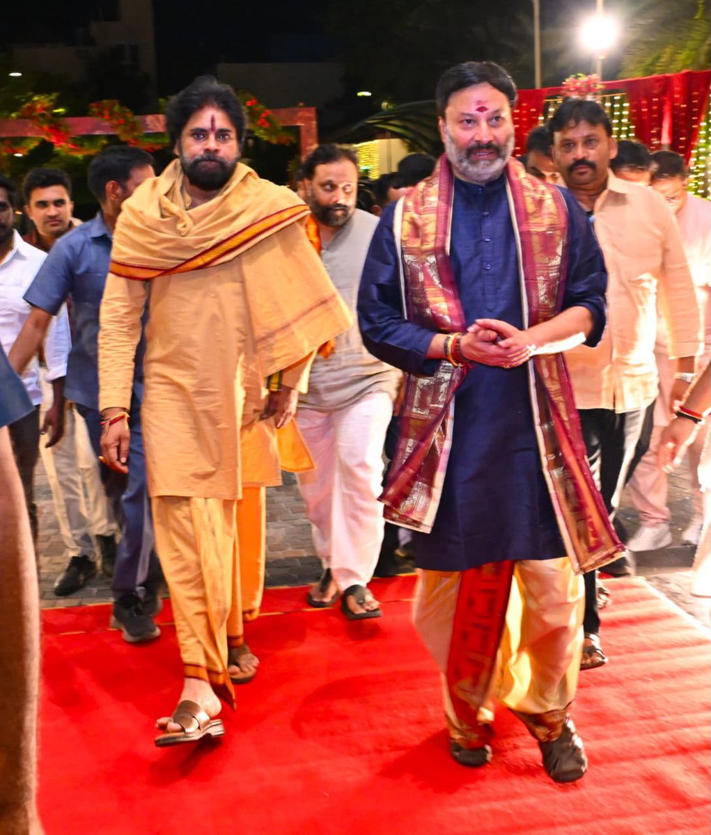 APDeputyCMO's tweet photo. టీటీడీ బోర్డు సభ్యులు, బీజేపీ సీనియర్ నాయకులు శ్రీ గుడిపల్లి భానుప్రకాశ్ రెడ్డి గారి కుమార్తె వివాహ వేడుకకు రాష్ట్ర ఉప ముఖ్యమంత్రి శ్రీ @PawanKalyan గారు హాజరయ్యారు. గురువారం సాయంత్రం, తిరుపతిలోని శ్రీ కన్వెన్షన్ లో జరిగిన వివాహ వేడుకలో పాల్గొని నూతన వధూవరులు డాక్టర్ వైష్ణవి, డాక్టర్ హర్షవర్థన్ లను ఆశీర్వదించారు.  వైవాహిక జీవితంలోకి అడుగుపెడుతున్న నూతన దంపతులకు శుభాకాంక్షలు తెలిపారు. (1/2)
