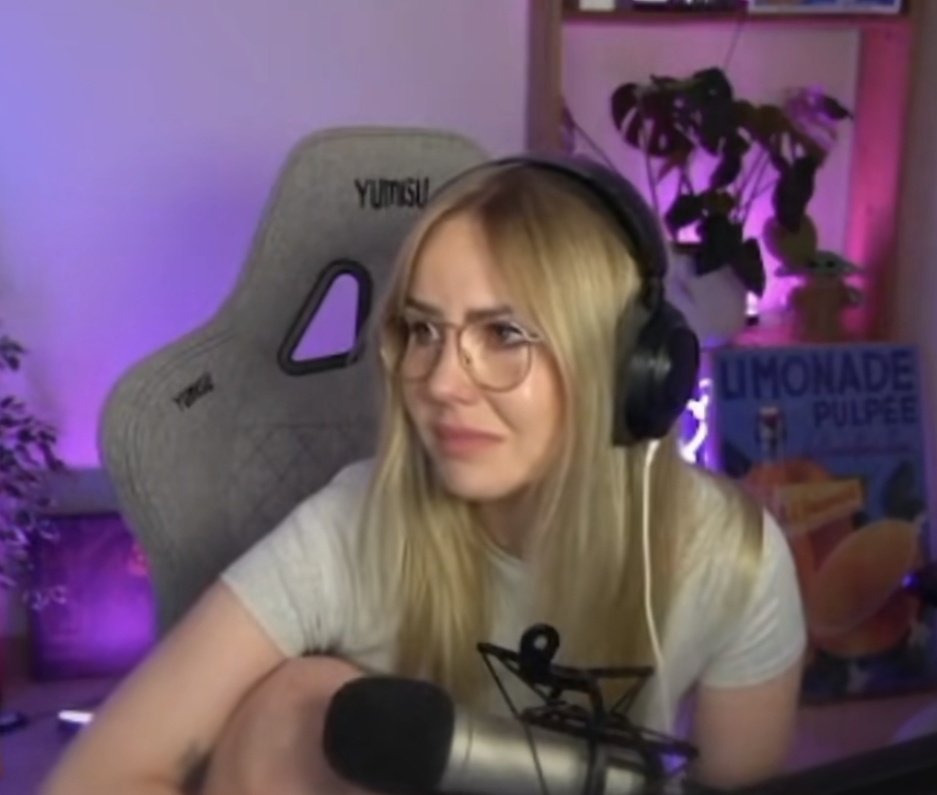 Kuba77l's tweet photo. Kariera Navci:
- przytulała się z 3 facetami na streamie będąc w związku
- Oczekuje od swojego byłego 30 tysięcy złotych za spotkanie się z psem
- Zachowywała się jak ostatnia kurwa w programie Reziego 
- Na koniec wymusiła płacz na streamie żeby zrobić z siebie niewiniątko 🤡 https://t.co/Vv94PX8waS