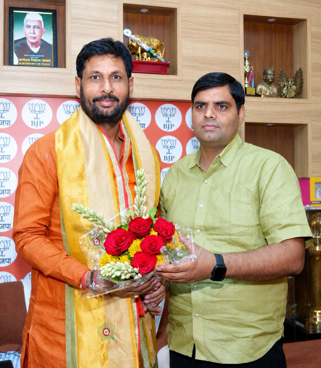 DRVIVEKPRIYAJI's tweet photo. आज मथुरा में मांट के लोकप्रिय विधायक एवं कर्मठ जनसेवक बड़े भाई श्री राजेश चौधरी जी के आवास पर आत्मीय भेंट कर उनका स्नेह, आशीर्वाद एवं मार्गदर्शन प्राप्त किया तथा उन्हें भारतीय जनता पार्टी के प्रदेश महामंत्री पद का द��यित्व मिलने पर शुभकामनाएँ प्रेषित कीं। 

@rajeshchbjp 
#BJP4UP https://t.co/0twe08WYxQ