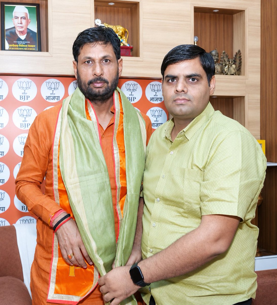 DRVIVEKPRIYAJI's tweet photo. आज मथुरा में मांट के लोकप्रिय विधायक एवं कर्मठ जनसेवक बड़े भाई श्री राजेश चौधरी जी के आवास पर आत्मीय भेंट कर उनका स्नेह, आशीर्वाद एवं मार्गदर्शन प्राप्त किया तथा उन्हें भारतीय जनता पार्टी के प्रदेश महामंत्री पद का द��यित्व मिलने पर शुभकामनाएँ प्रेषित कीं। 

@rajeshchbjp 
#BJP4UP https://t.co/0twe08WYxQ