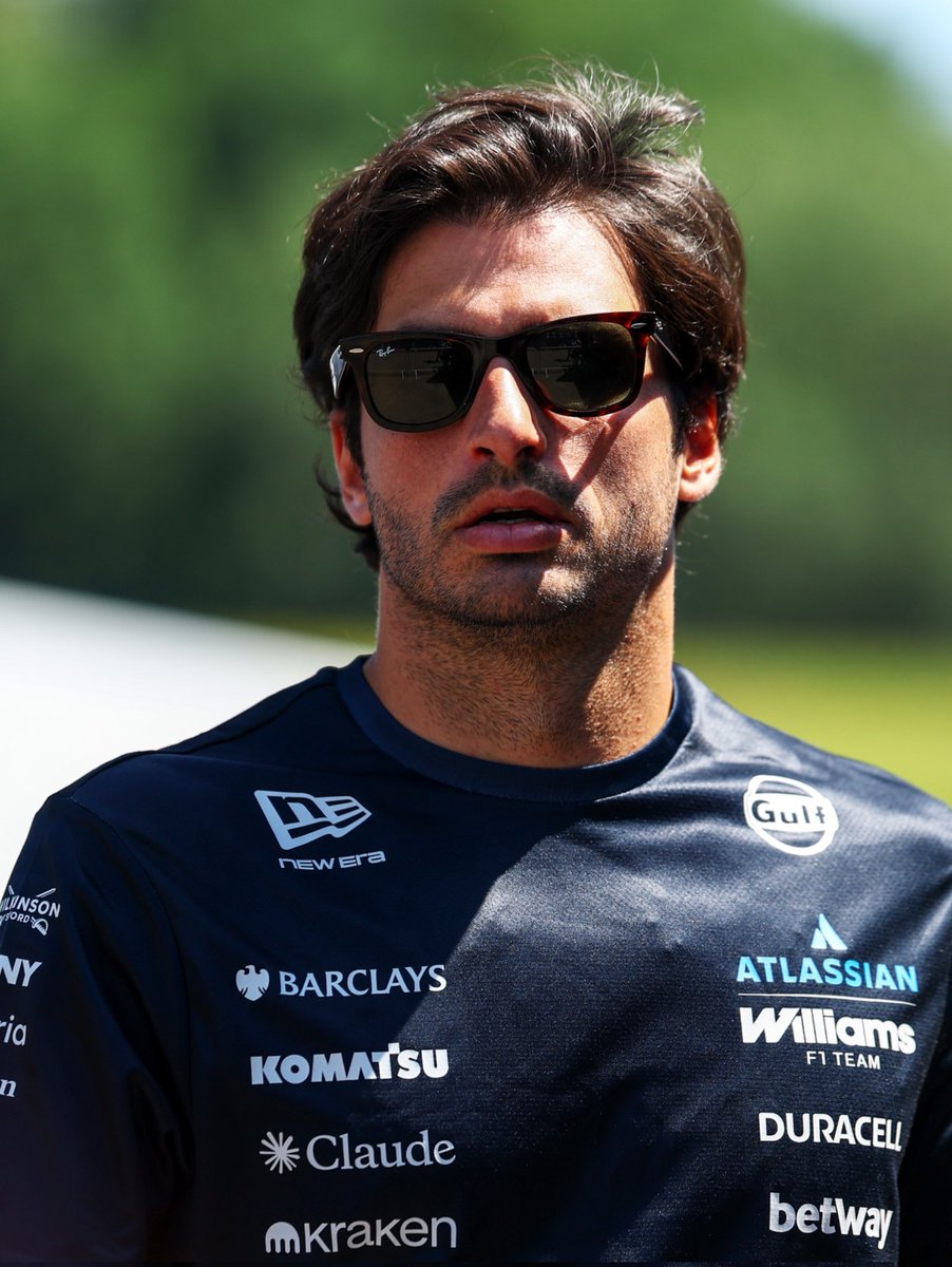 inforussellbr's tweet photo. 🗣 | Carlos Sainz — diretor da GPDA — também opinou sobre o momento do acidente de Verstappen e a pole-position de George Russell:

"Para mim, pelo menos, está claro que aquela situação deveria ter resultado em bandeira amarela dupla ou vermelha. A forma como George lidou com ela foi perfeita, dentro do que o regulamento permite. Ele mereceu a pole position porque jogou conforme as regras." 

"Mas ele nunca deveria ter tido permissão para terminar aquela volta ou fechar uma volta naquele tipo de situação perigosa."

"Se o Max tivesse largado na pole na primeira tentativa, e aí ele causasse aquele acidente, e todo mundo parasse por causa da bandeira vermelha e ninguém conseguisse melhorar o tempo da volta, eu acho que seria injusto para o George, para o Kimi [Antonelli] e para todo mundo, porque o cara que estava na pole não estava deixando a gente melhorar o tempo da volta."

📰 | @wearetherace