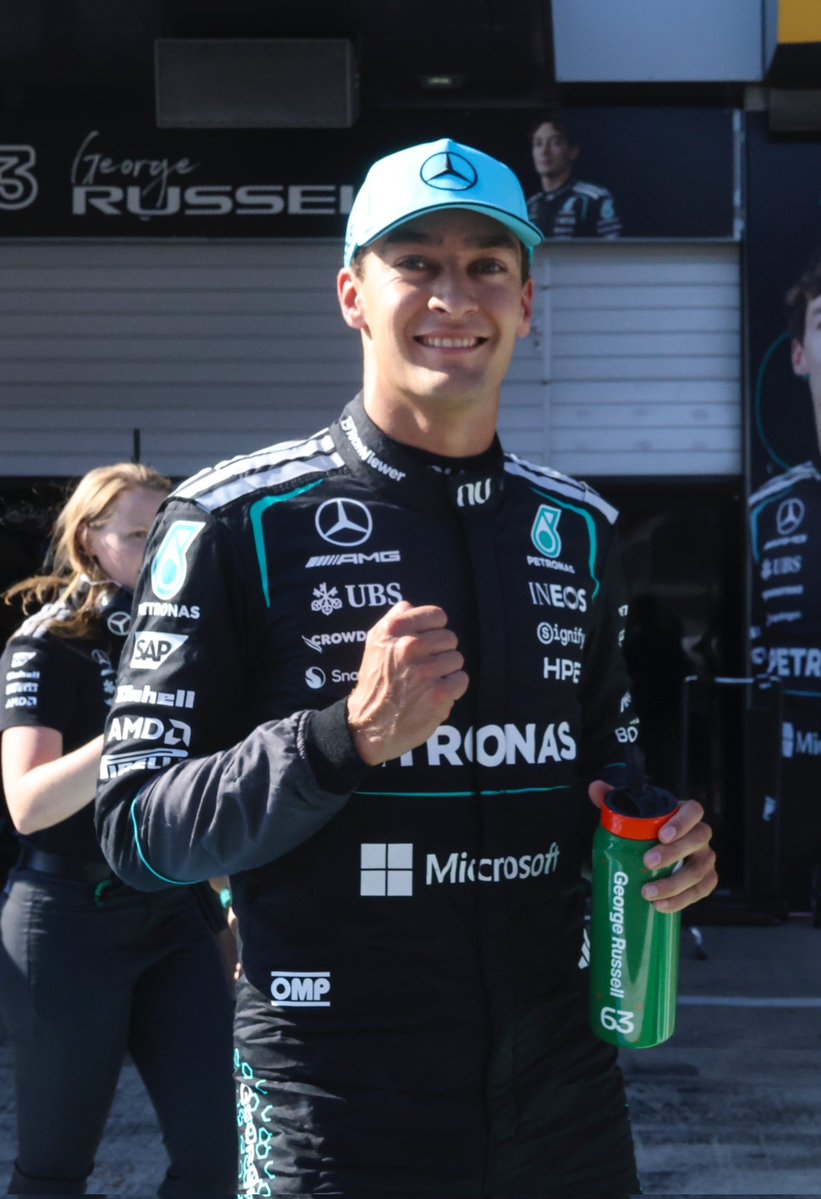 inforussellbr's tweet photo. 🗣 | Carlos Sainz — diretor da GPDA — também opinou sobre o momento do acidente de Verstappen e a pole-position de George Russell:

"Para mim, pelo menos, está claro que aquela situação deveria ter resultado em bandeira amarela dupla ou vermelha. A forma como George lidou com ela foi perfeita, dentro do que o regulamento permite. Ele mereceu a pole position porque jogou conforme as regras." 

"Mas ele nunca deveria ter tido permissão para terminar aquela volta ou fechar uma volta naquele tipo de situação perigosa."

"Se o Max tivesse largado na pole na primeira tentativa, e aí ele causasse aquele acidente, e todo mundo parasse por causa da bandeira vermelha e ninguém conseguisse melhorar o tempo da volta, eu acho que seria injusto para o George, para o Kimi [Antonelli] e para todo mundo, porque o cara que estava na pole não estava deixando a gente melhorar o tempo da volta."

📰 | @wearetherace