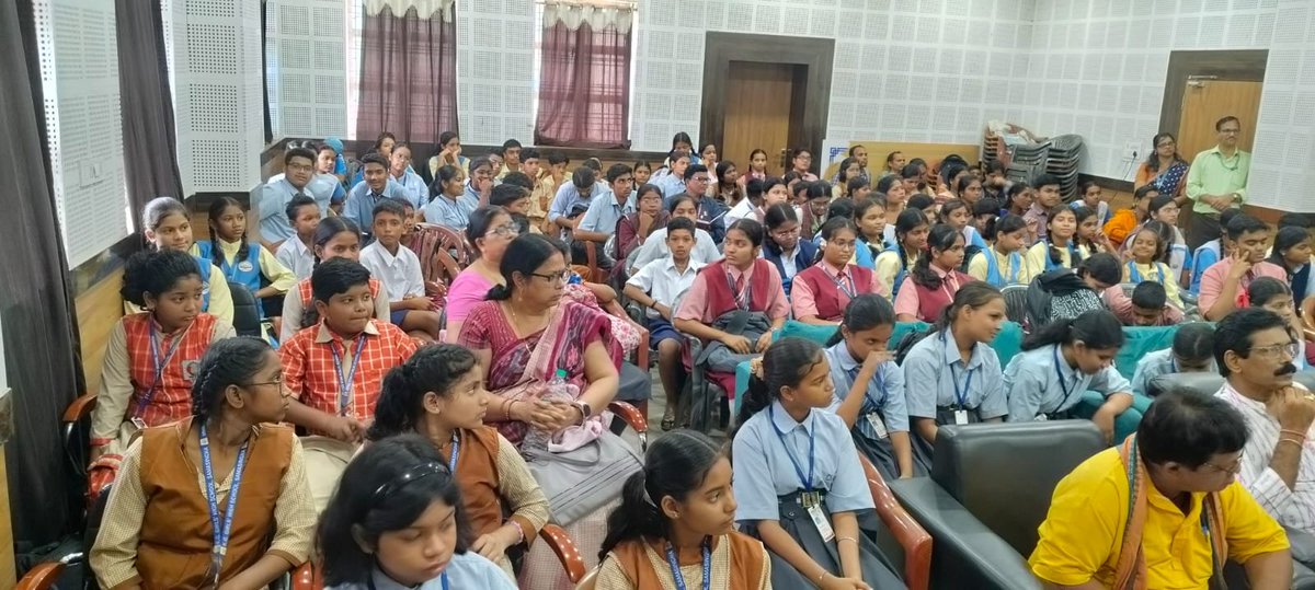 dm_jharsuguda's tweet photo. "ଭାଷା ସମୃଦ୍ଧ ହେଲେ ସମାଜ ସମୃଦ୍ଧ, ସମାଜ ସମୃଦ୍ଧ ହେଲେ ରାଷ୍ଟ୍ର ଶକ୍ତିଶାଳୀ"
#ଝାରସୁଗୁଡ଼ା ଜିଲ୍ଲା ସଂସ୍କୃତି ଭବନଠାରେ ଓଡ଼ିଶା ସାହିତ୍ୟ ଏକାଡେମୀର 'ସ୍ୱନକ୍ଷତ୍ର ଦିବସ' ଅବସରରେ ଜିଲ୍ଲାସ୍ତରୀୟ ପ୍ରତିଯୋଗିତା ଅନୁଷ୍ଠିତ। ସମସ୍ତ ବିଜେତାଙ୍କୁ ହାର୍ଦ୍ଦିକ ଶୁଭେଚ୍ଛା!
#OdiaLanguage #Odisha #Jharsuguda #Education https://t.co/vC6YVvlsI7