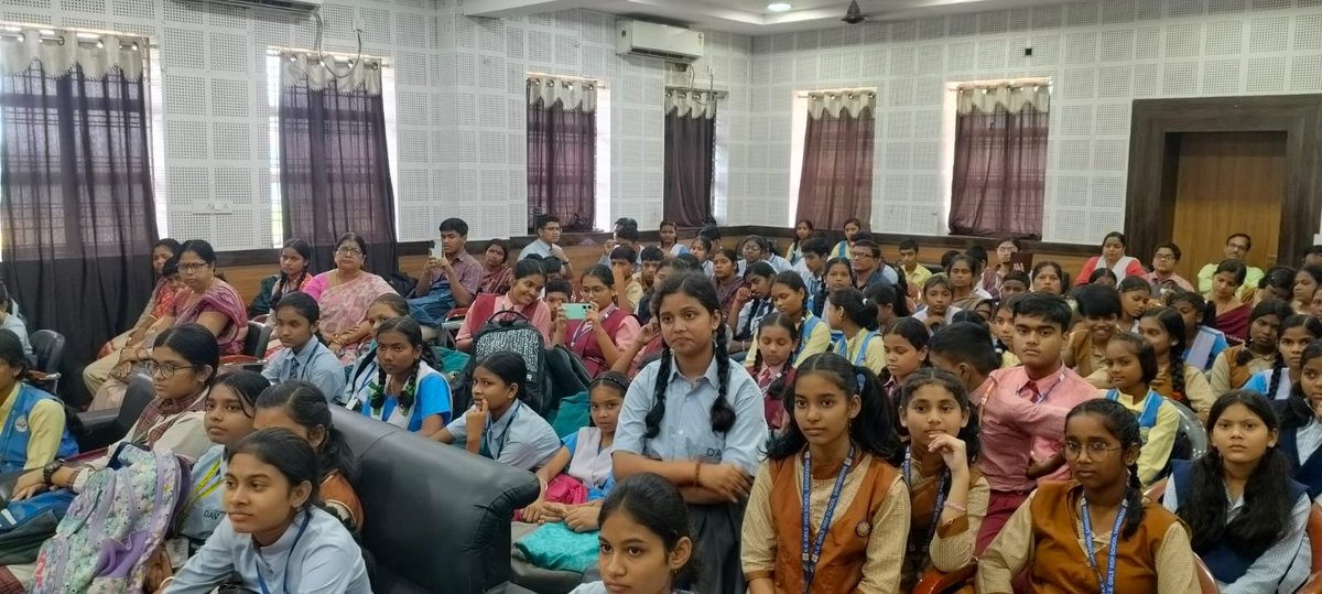 dm_jharsuguda's tweet photo. "ଭାଷା ସମୃଦ୍ଧ ହେଲେ ସମାଜ ସମୃଦ୍ଧ, ସମାଜ ସମୃଦ୍ଧ ହେଲେ ରାଷ୍ଟ୍ର ଶକ୍ତିଶାଳୀ"
#ଝାରସୁଗୁଡ଼ା ଜିଲ୍ଲା ସଂସ୍କୃତି ଭବନଠାରେ ଓଡ଼ିଶା ସାହିତ୍ୟ ଏକାଡେମୀର 'ସ୍ୱନକ୍ଷତ୍ର ଦିବସ' ଅବସରରେ ଜିଲ୍ଲାସ୍ତରୀୟ ପ୍ରତିଯୋଗିତା ଅନୁଷ୍ଠିତ। ସମସ୍ତ ବିଜେତାଙ୍କୁ ହାର୍ଦ୍ଦିକ ଶୁଭେଚ୍ଛା!
#OdiaLanguage #Odisha #Jharsuguda #Education https://t.co/vC6YVvlsI7