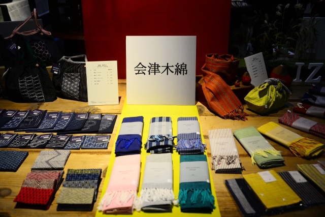 aizu_story's tweet photo. 【🧵会津のおしゃれ、知ってる？😊】

『会津木綿』

「伝統工芸」って聞くと、
ちょっと敷居が高いイメージありませんか？🤔

でも、会津には普段使いしたくなる伝統があります✨

それが『会津木綿🧵🌈』

カラフルな縞模様が特徴で、バッグやポーチ、ハンカチなど、おしゃれなアイテムがたくさん🙌

実はこの丈夫な生地、昔から会津の暮らしを支えてきたんです😊

今では「かわいい！」「使ってみたい！」と、若い世代にも人気なんですよ✨

会津を訪れたら、お土産にひとつ手に取ってみるのもおすすめです🎁💚

あなたなら、どんな会津木綿アイテムを使ってみたいですか？😊
