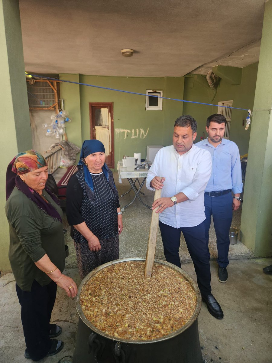 iskender_02's tweet photo. Gölbaşı Ziraat Odası Başkanı Cuma Ali Aras’ın kıymetli annesi Elif Ananın düzenlediği aşure davetine icabet ederek bu güzel sofranın bereketine ortak olduk.

Paylaşmanın, birlik ve beraberliğin en güzel simgelerinden biri olan aşurenin etrafında bir araya gelmekten büyük memnuniyet duyduk.

Misafirperverliği ve gönülden ev sahipliği için Elif Anaya teşekkür ediyor, Rabbim yapılan hayırları kabul eylesin. Birliğimizin, beraberliğimizin ve muhabbetimizin daim olmasını temenni ediyoruz.