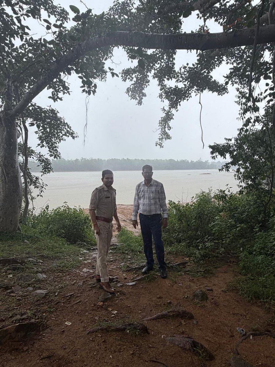 IPRDSARAIKELLA_'s tweet photo. जिले में अवैध खनन, भंडारण एवं परिवहन के विरुद्ध जिला प्रशासन की कार्रवाई निरंतर जारी है। ईचागढ़ एवं चौका थाना क्षेत्र में चलाए गए सघन निरीक्षण अभियान के दौरान लगभग 48,300 घनफीट अवैध बालू भंडारण जब्त किया गया तथा बिना वैध परिवहन चालान के पत्थर खनिज का परिवहन कर रहे एक वाहन को भी https://t.co/ZIkaiuCXI8