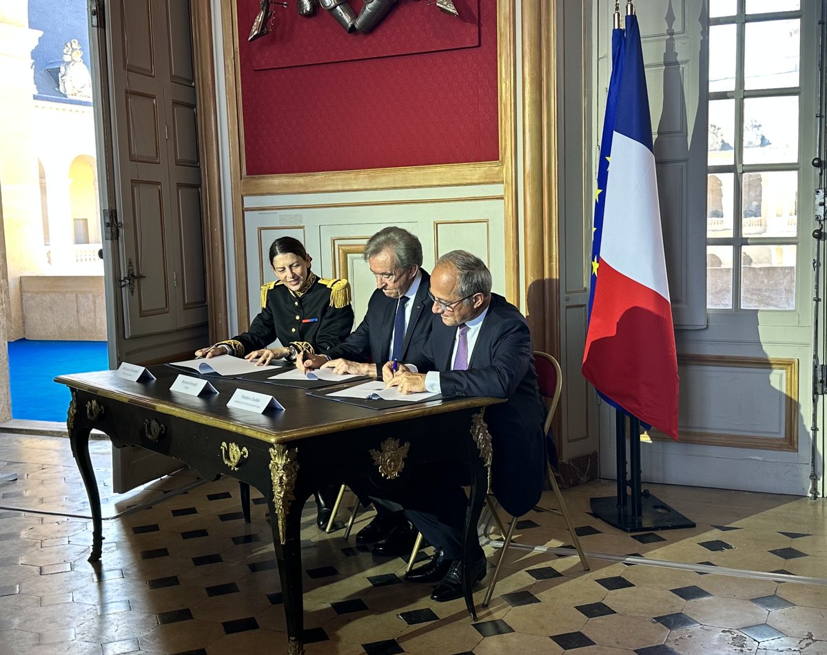 MA_Jamet's tweet photo. «Pour la Patrie, pour les Sciences et pour la Gloire», patriotisme et philanthropie, Bernard Arnault a fait le don le + élevé qu’ait reçu la recherche française à l’Institut des mathématiques et des sciences fondamentales de l’X devant @SebLecornu aux Invalides ce matin. Bravo ! https://t.co/TH3mZGeJtm