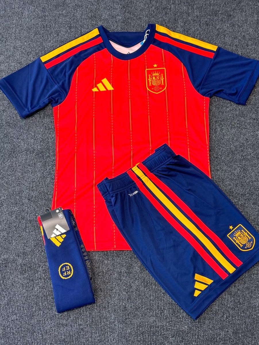 PuchoHub's tweet photo. Estos camisetones de @Cheapftball666 son una locura. Por 15€ la blanca me parece un regalazo para la parienta 😮‍💨🎁

Vamos ESPAÑA 🇪🇸

👉🏻 https://t.co/9REEhAh2sg https://t.co/cpdhjPdHiH