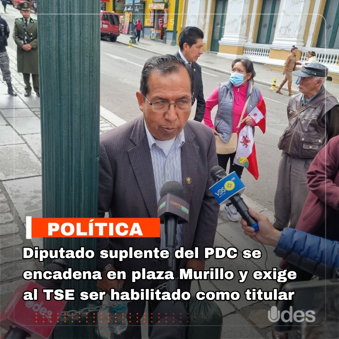 udestvbolivia's tweet photo. #udestv
El diputado suplente del PDC, Alejandro López, se encadenó en plaza Murillo exige al (TSE) que lo habilite como diputado titular. Asegura que el legislador titular renunció durante la campaña y demanda que se respete su derecho. https://t.co/nwr7yFSzNi