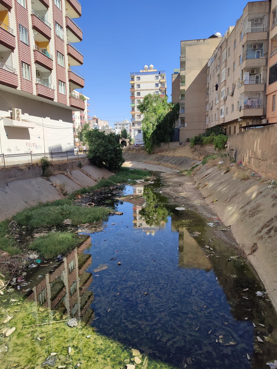 beratuna1's tweet photo. Sayın @kiziltepebeltr, bu görüntüler 2026 yılına hiç yakışmıyor. Şehrin ortasındaki dere yatağı çöplüğe dönüşmüş durumda. Kötü koku, çevre kirliliği ve sağlık riski her geçen gün artıyor. Vatandaş olarak acil temizlik ve kalıcı çözüm bekliyoruz. #Kızıltepe https://t.co/Y1C90ogVok