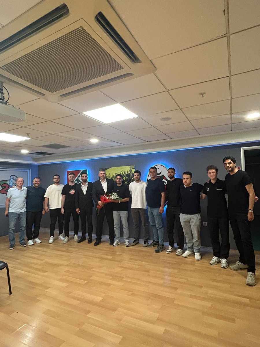 uniksk's tweet photo. Üniversiteli Karşıyakalılar Birliğinin eski başkanlarından Karşıyaka Spor Kulübü Başkanı Yiğit Tusder'i ziyaret ettik. Görüşmede, Karşıyaka'mız için faydalı olabileceğimiz faaliyetler hakkında görüş alışverişinde bulunduk. Misafirperverlikleri için Karşıyaka Spor Kulübü Başkanı Yiğit Tusder'e ve Yönetim Kuruluna teşekkür ederiz.