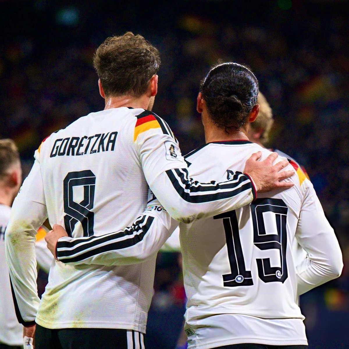 BundesInsider's tweet photo. ⚠️ Uma grande reformulação deve acontecer na seleção alemã após a eliminação na Copa do Mundo.

Oliver Baumann, Antonio Rüdiger, Pascal Groß, Leon Goretzka e Leroy Sané são considerados fortes candidatos a terem feito sua última partida pela Alemanha. 

A tendência é que a equipe passe por um corte significativo visando o próximo ciclo. 

Por outro lado, o capitão Joshua Kimmich, como já havia anunciado, seguirá na seleção e deve ser um dos principais líderes da nova geração da Mannschaft. 

🗞️ @SPORT1