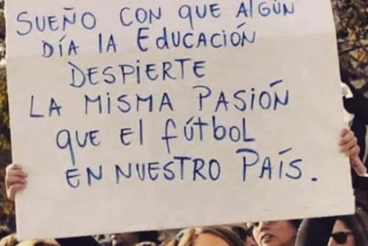 JoseMarioMX's tweet photo. Soñamos con un país que grite por una escuela como grita por un gol. Que se indigne por un salón sin agua como se indigna por un penal mal marcado. Que entienda, de una vez, que ningún partido define tanto nuestro futuro como un niño aprendiendo bien.

El fútbol nos demuestra que México sí sabe apasionarse, reunirse, exigir, sufrir y celebrar. Entonces el problema no es la falta de emoción: es la falta de prioridad. Normalizamos escuelas rotas, maestros solos, niñas sin internet y jóvenes abandonando las aulas, como si eso no fuera una derrota nacional.

Ojalá un día la educación despierte esa misma pasión. Porque el verdadero marcador de un país no está en el estadio: está en sus aulas. Y mientras no defendamos la escuela con el corazón con el que defendemos una camiseta, seguiremos perdiendo el partido más importante.