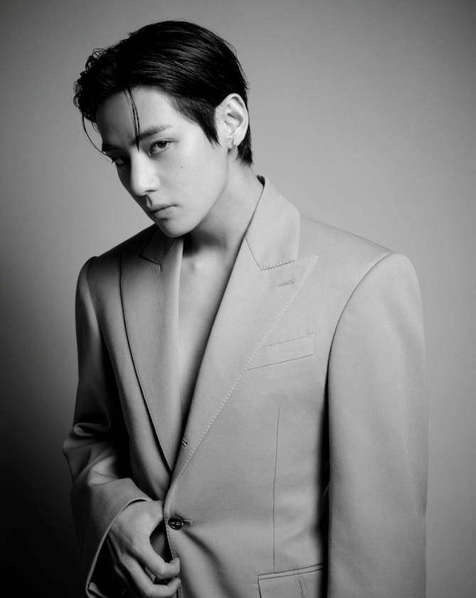 AboutMusicYT's tweet photo. Taehyung serves face economy in unseen photos for Celine. https://t.co/cpzz7IGZtQ