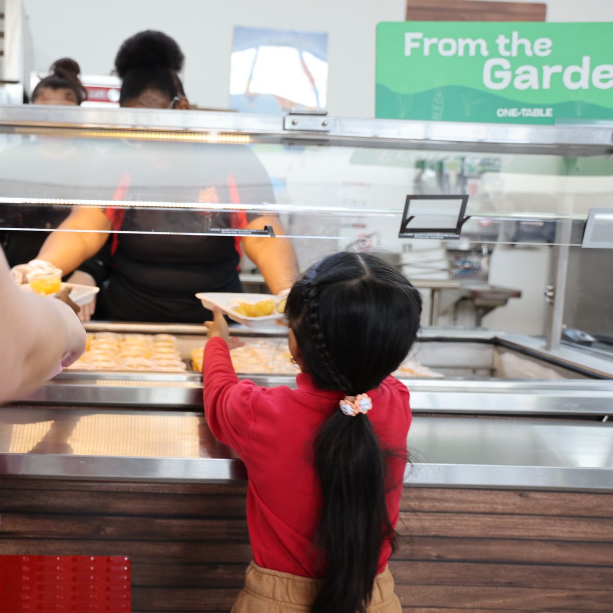 dcpublicschools's tweet photo. Need help with summer meals? DC SUN Bucks help families buy food during the summer. Eligible students receive $120 on a pre-loaded card🌞 
  
Learn more or apply: https://t.co/7II4sS92fk https://t.co/UZaUxphuB2
