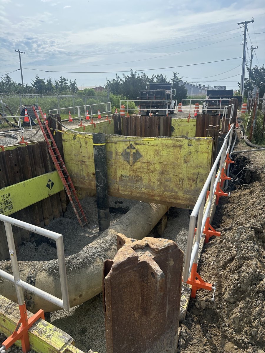 TrenchTechInc's tweet photo. Ocean City, NJ: Multiple 20' tall Slide Rail Systems installed to expose and repair a damaged 36” wastewater effluent pipe. 

Utility panels with KD-6 sheets used to create a window for the pipe. Emergency project when a sinkhole formed due to the leak. https://t.co/dfkaxMD0xX