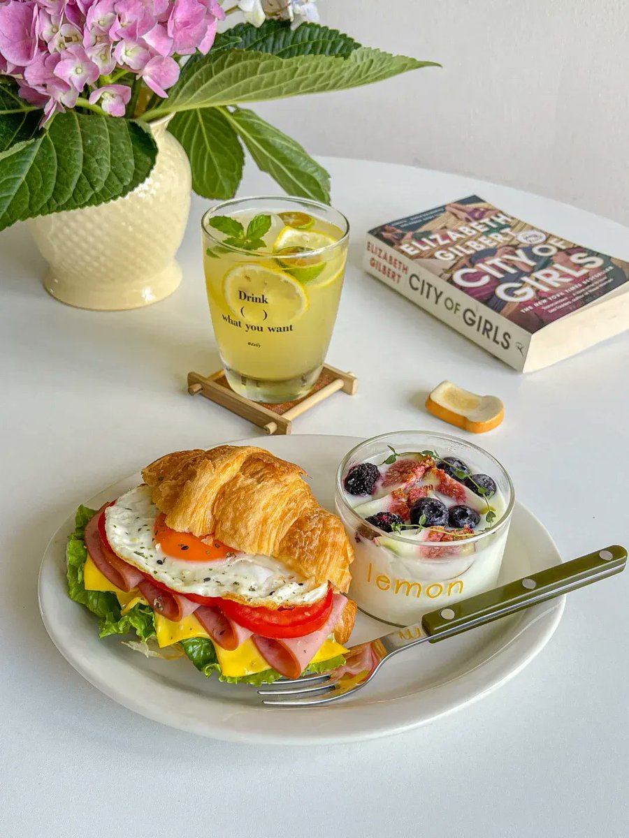 fb701407's tweet photo. Sunny weekend brunch: flaky croissant oozing salted butter u0026 iced latte that tastes like pure joy. Perfect little moment to pause and savor!， https://t.co/cTLew12Oh5