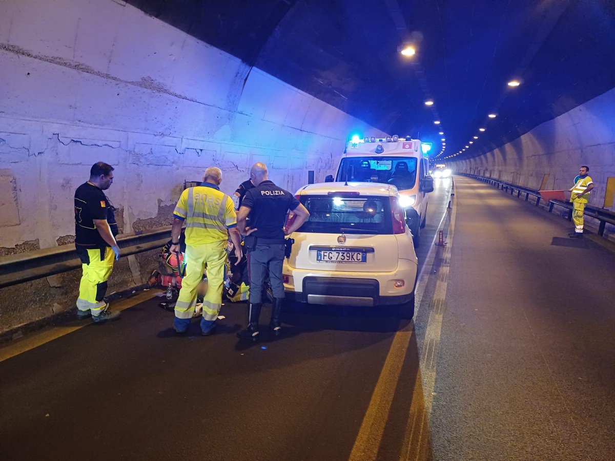 StradeAnas's tweet photo. Sulla A19 “Palermo-Catania”, intervento tempestivo del personale Anas per soccorrere un automobilista colpito da infarto.
Decisivo anche il supporto di un’OSS di passaggio.
Rapidità e collaborazione che fanno la differenza.
#Anas #SicurezzaStradale https://t.co/UmBAFwEINA