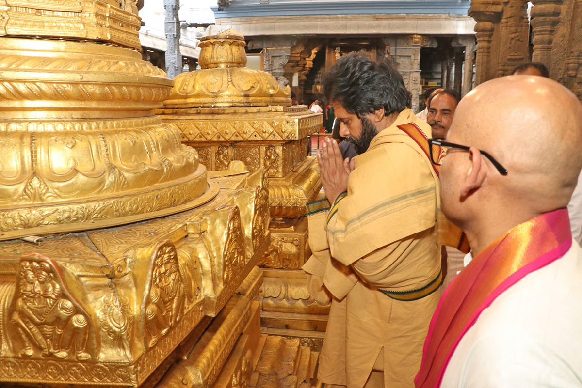 IPR_AP's tweet photo. *తిరుమల శ్రీ వేంకటేశ్వర స్వామివారిని దర్శించుకున్న శ్రీ పవన్ కళ్యాణ్ గారు*

తిరుమల శ్రీ వెంకటేశ్వరస్వామి వారిని రాష్ట్ర ఉప ముఖ్యమంత్రివర్యులు శ్రీ పవన్ కళ్యాణ్ గారు దర్శించుకున్నారు. https://t.co/y6CZj5fZ5p